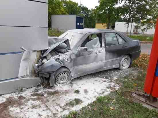 Автомобиль «Чери» врезался в автозаправку в Петербурге
