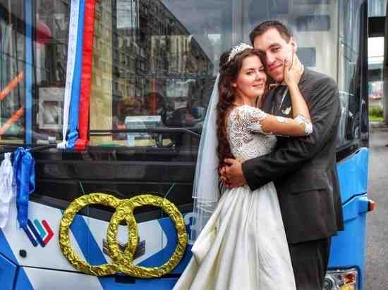 В Петербурге молодожены приехали в ЗАГС на свадебном электробусе
