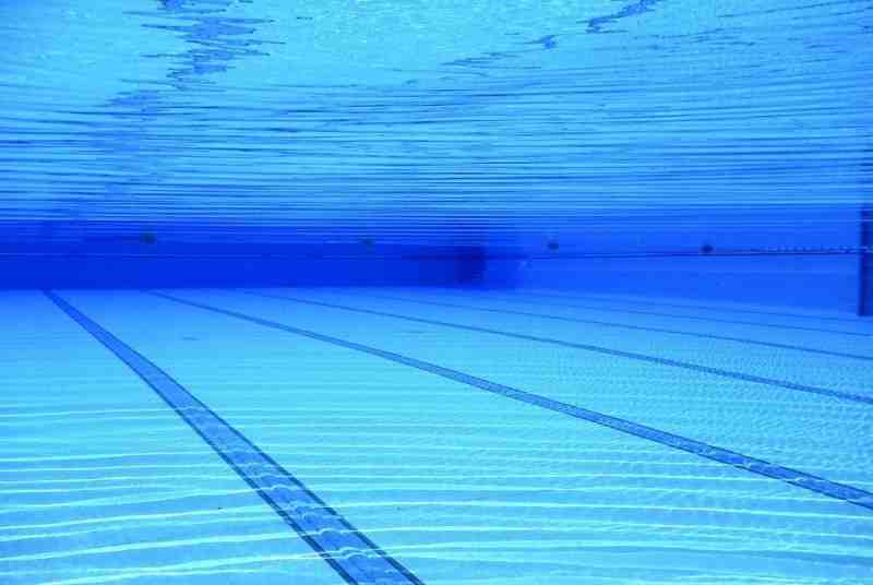 Американку лишили победы на соревнованиях по плаванию из-за откровенного купальника
