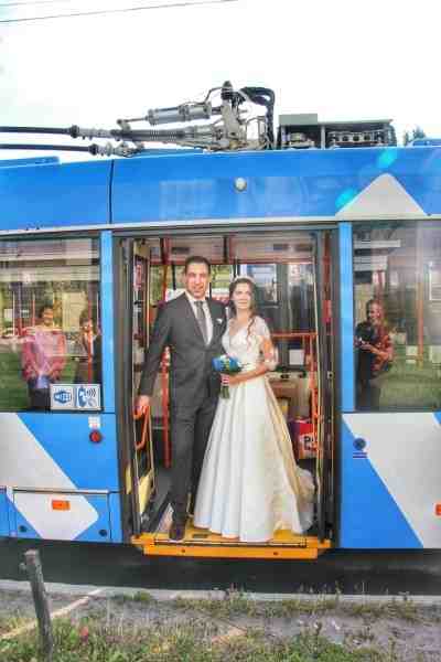 В Петербурге молодожены приехали в ЗАГС на свадебном электробусе