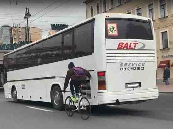 Юный велосипедист показал чудеса ловкости, прицепившись к автобусу