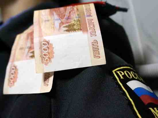 В Петербурге полицейский получил условный срок за взятку следователю