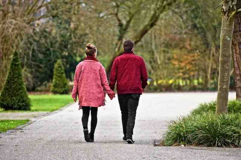 Ученые выяснили, что люди, которые ходят медленно, выглядят старше |