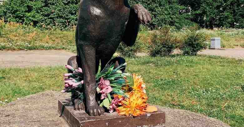 Памятник бездомному псу Юрику в Новой Ладоге Дворняга Юрик появился в Новой Ладоге около…