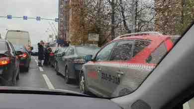 На Ленинском проспекте перед Варшавской 4 машины встали в ряд, ДПС на месте