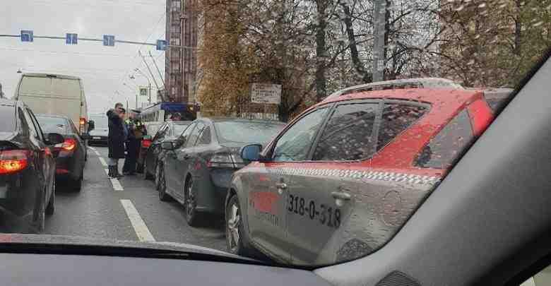 На Ленинском проспекте перед Варшавской 4 машины встали в ряд, ДПС на месте