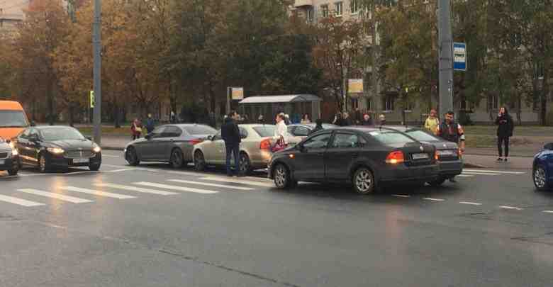 4 автомобиля столкнулись на пересечении Авангврдной и проспекта Ветеранов. В ДТП приняли участие 2…