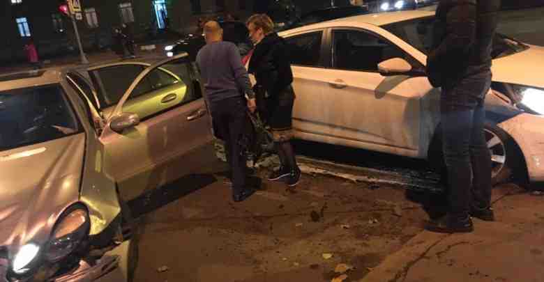 На Перекрестке Седова и Елизарова два автомобиля немного сломались
