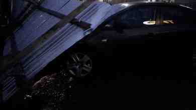 На Науки 23 на припаркованный у Токио Сити Опель Астру упал забор