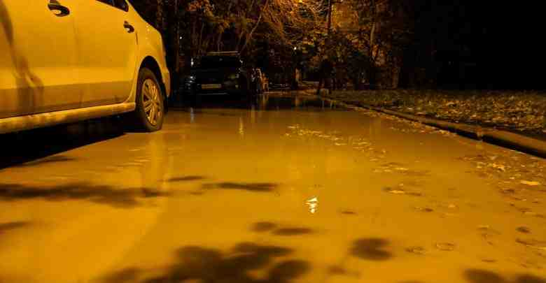 На Лени Голикова у 25 дома прорвало трубу с водой. Капитально залито три дома