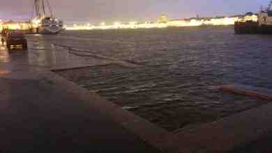 На фоне непрекращающихся ливней в Петербурге Нева затопила спуски к воде на набережной Лейтенанта…