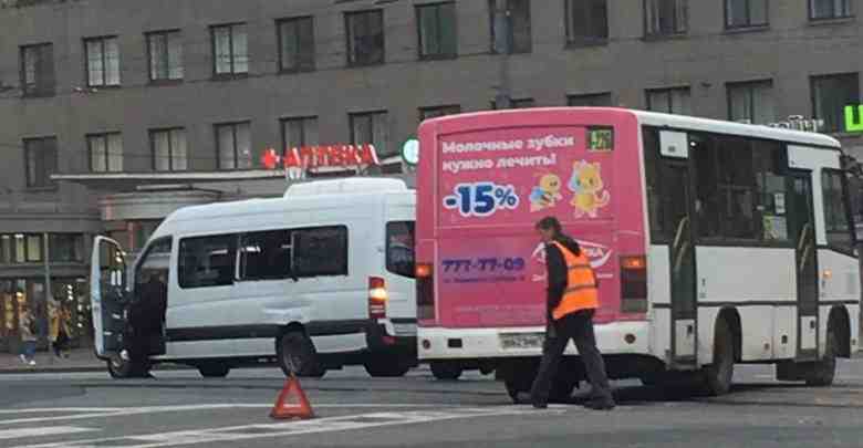 Маршрутка поцарапала микроавтобус у метро Московские ворота. Трамваи встали