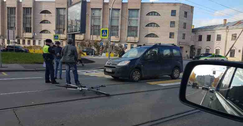На пешеходном переходе у перекрестка улиц Чапаева и Рентгена велосипедист почувствовал себя пешеходом. Придется…