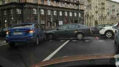 На Комсомольской площади, в сторону Краснопутиловской улицы, немного мешает проезду автомобильный тетрис