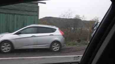 Сегодня утром на Волхонском шоссе фура съехала с дороги в зеленый забор, проезду мешают…
