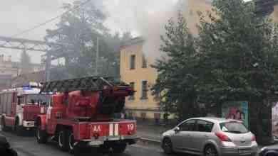 На Промышленной улице горит заброшенное общежитие , пожарные только приехали