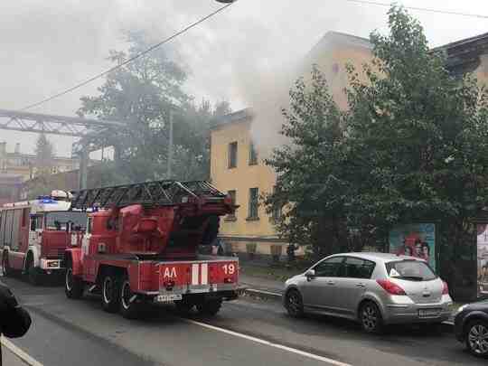 На Промышленной улице горит заброшенное общежитие , пожарные только приехали