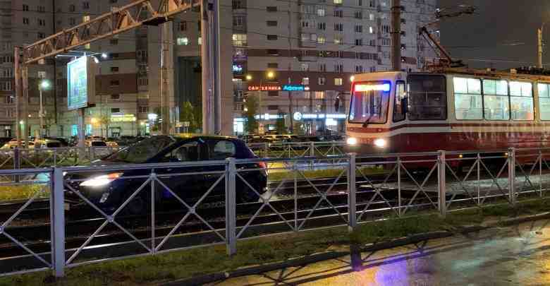 Девушка на Peugeot 206 заехала на трамвайные пути и встала около ТРК «Атмосфера». Трамваи…