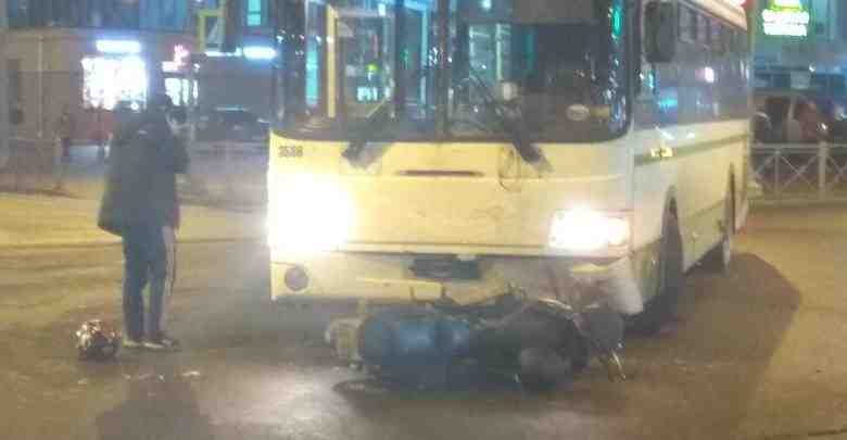 На перекрестке Караваевской и Прибрежной парень с девушкой на мотоцикле врезались в автобус. В…