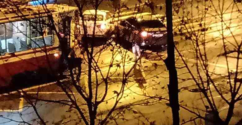На Савушкина , перекресток с Серебряковым авария, стоят трамваи