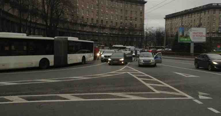 Ничего серьёзного, но пробки на проспекте Стачек раньше обычного из-за ДТП на Комсомольской площади
