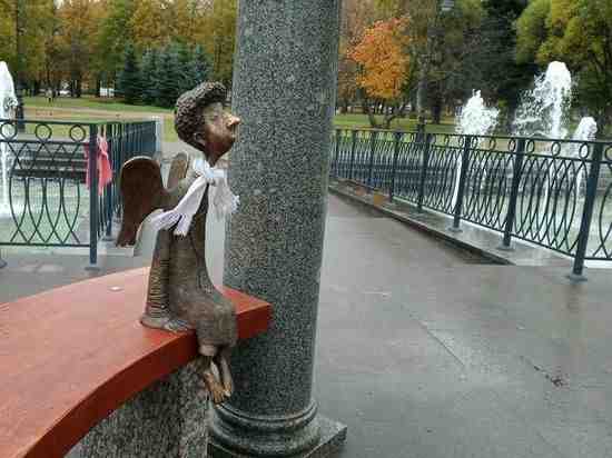 Кудрявый ангел вернулся в Любашинский сад и получил в подарок шарф
