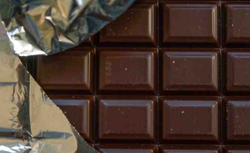 Жительница Петербурга получила посылку с надкусанным шоколадом |