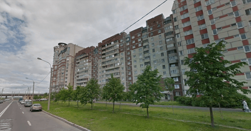Петербурженка выжила после падения из окна на газон