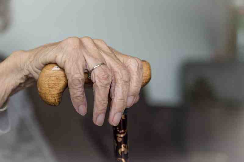 Пожилым жителям Ленобласти помогают пройти диспансеризацию