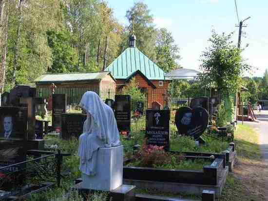 Посетителя Богословского кладбища нашли мертвым у могилки