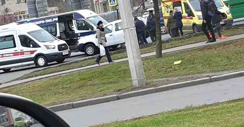 На Проспекте Большевиков, на перекрестке с улицей Коллонтай, маршрутка и дастер попали в дтп….