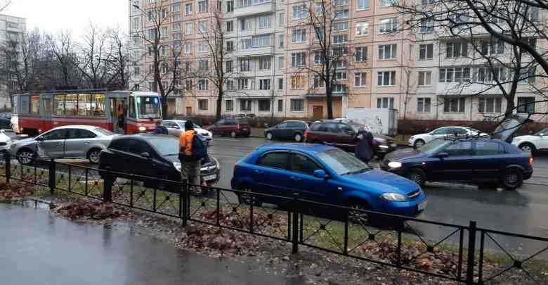 На Большой Пороховской темно-синяя мазда случайно протаранила мужика, скорая уже забрала женщину из мазды