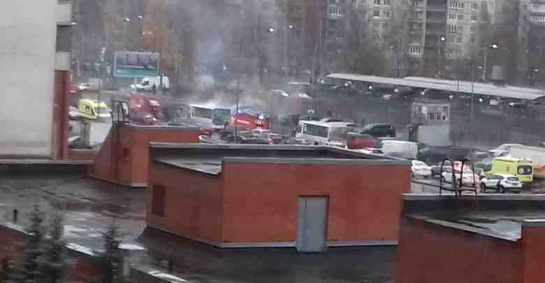 В 15:45 на перекрестке Просвещения и Композиторов горела 262-я маршрутка. На место приезжали два…