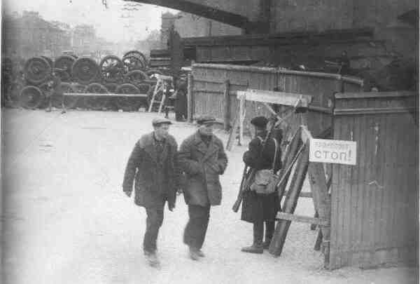 Фото 1941 года. Баррикады рядом с Кировским заводом.