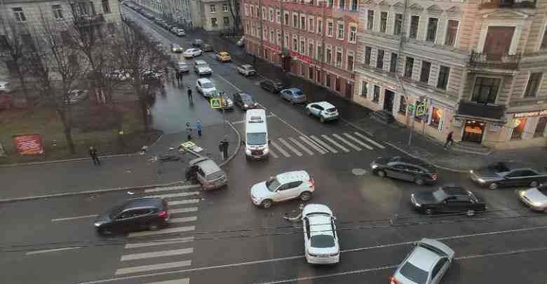 Сегодняшняя авария на Старо-Петергофском и Курляндской. Судя по расположению машин, один поворачивал налево, другой…