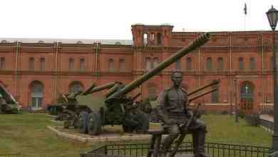Перед главным входом в Военно-исторический музей артиллерии установили памятник Михаилу Калашникову. Торжественная церемония открытия…