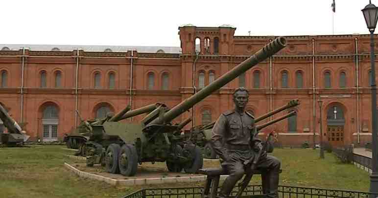 Перед главным входом в Военно-исторический музей артиллерии установили памятник Михаилу Калашникову. Торжественная церемония открытия…