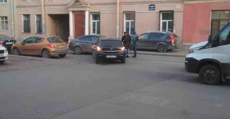 На Воронежской улице Опель неудачно выехал со двора на встречу седану