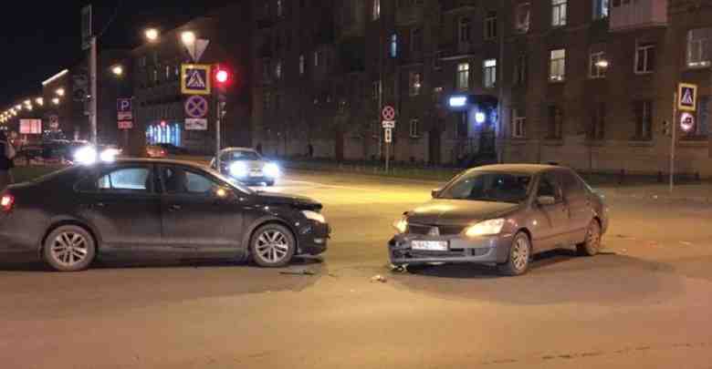 На перекрестке Варшавской и Кузнецовской в 21:30 столкнулись Шкода Октавиа и Митцубиши Лансер