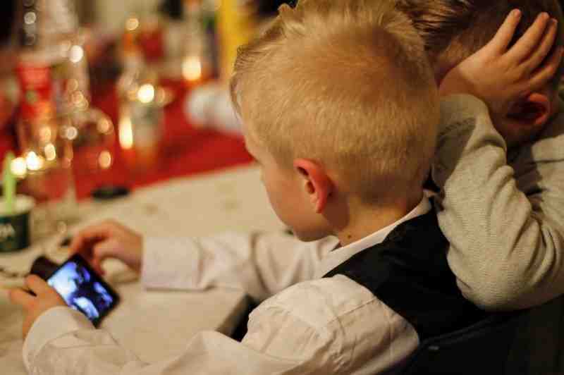 Ученые выяснили, что использование смартфонов негативно влияет на развитие детей
