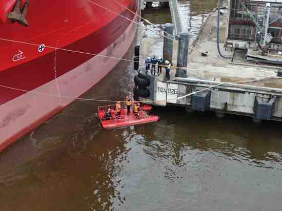 В Большом порту Санкт-Петербург устранили крупный разлив нефти