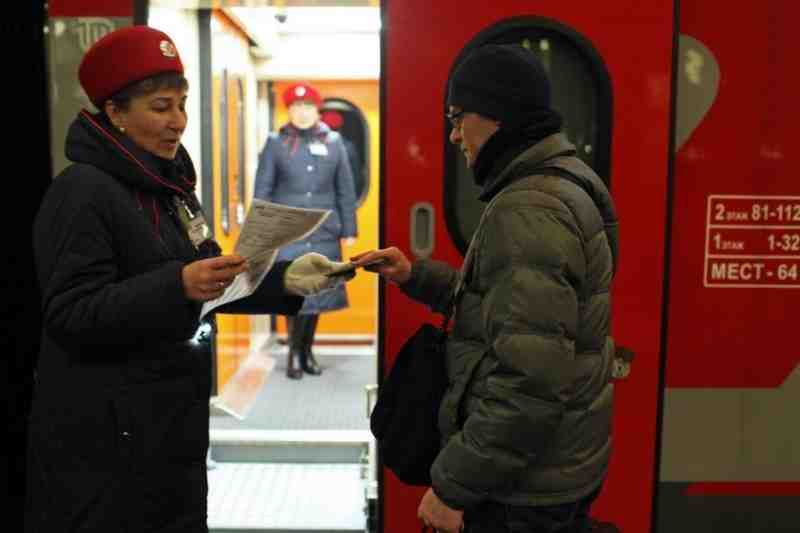 Жители Петербурга раскупили почти все билеты на поезда в Крым |