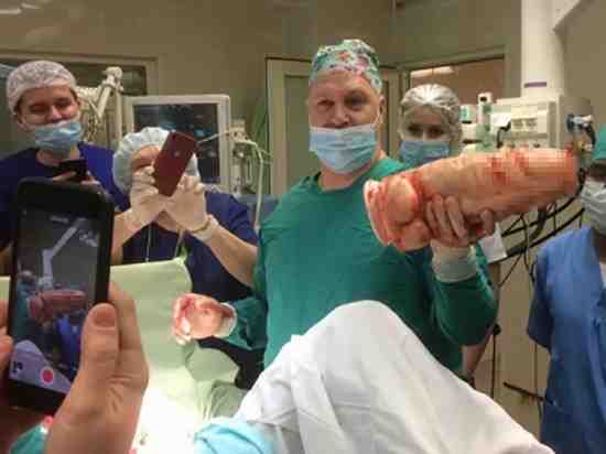 Бригаду медиков наказали на публичное извлечение из пациента гигантского фаллоса