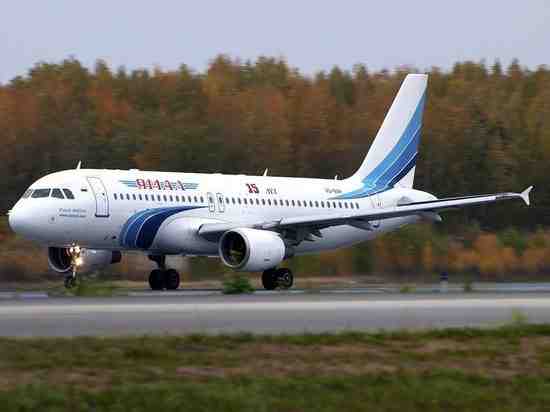 Летевший в Петербург SSJ-100 совершил аварийную посадку в Тюмени