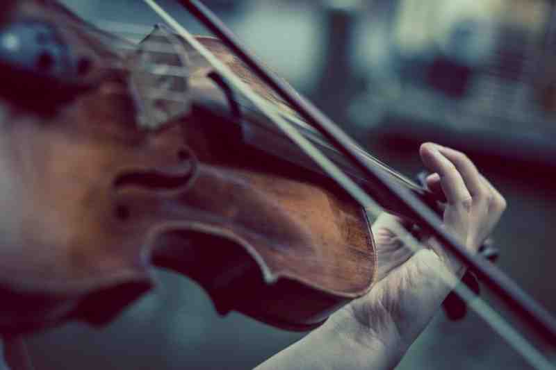 Музыканту в Лондоне вернули забытую им в поезде скрипку за $320 тысяч