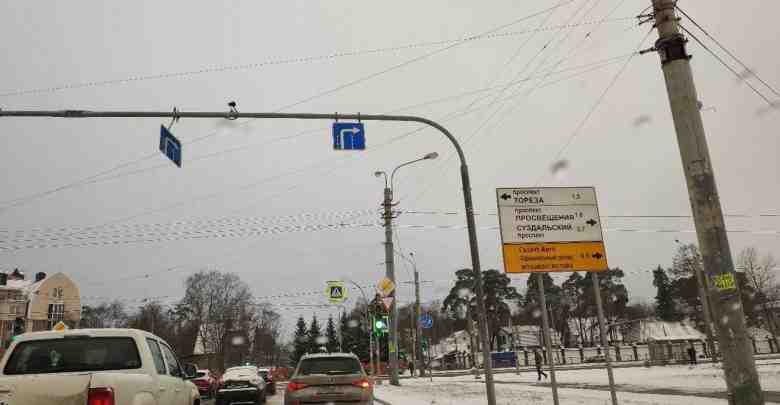 На Луначарского, перед Выборгским шоссе вот-вот знак упадет кому-то на крышу