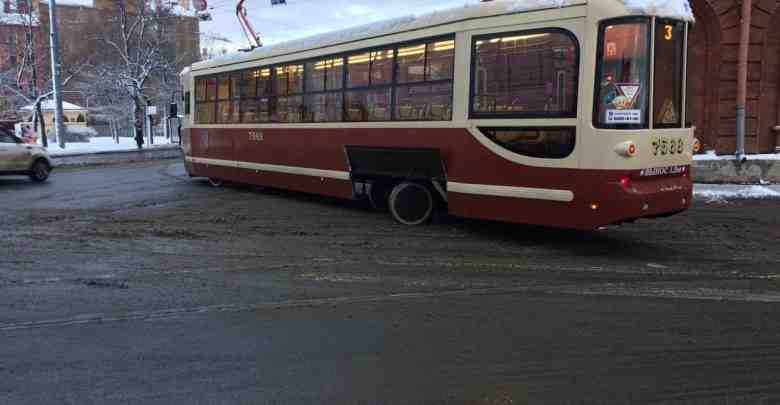 На Площади Репина тележки у трамвая поехали в разных направлениях