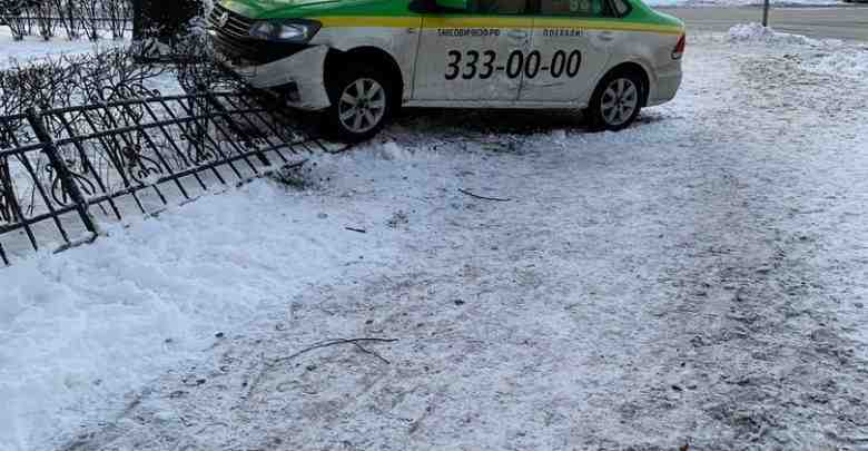 На Курляндской улице машина такси в результате дтп сбила забор