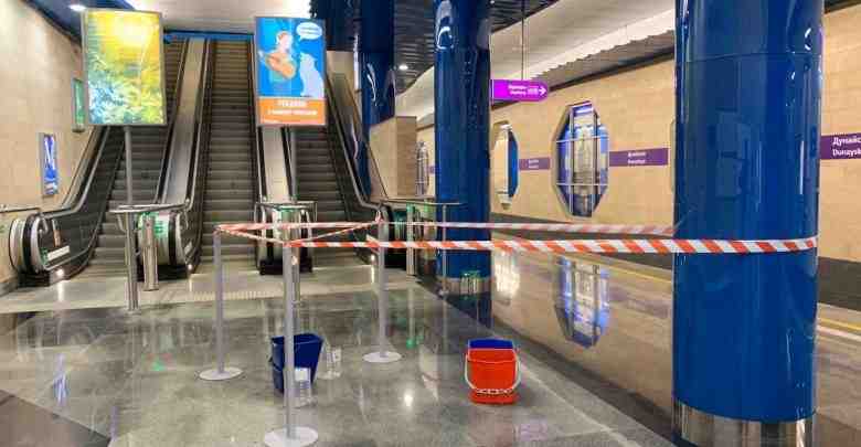 На новой станции петербургского метро «Дунайская» вновь заметили протечки. Корреспондент «Фонтанки» сфотографировал тряпки, которыми…