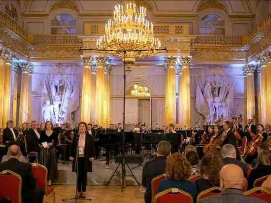 Известные музыканты перебрались из концертных залов в петербургские дворцы